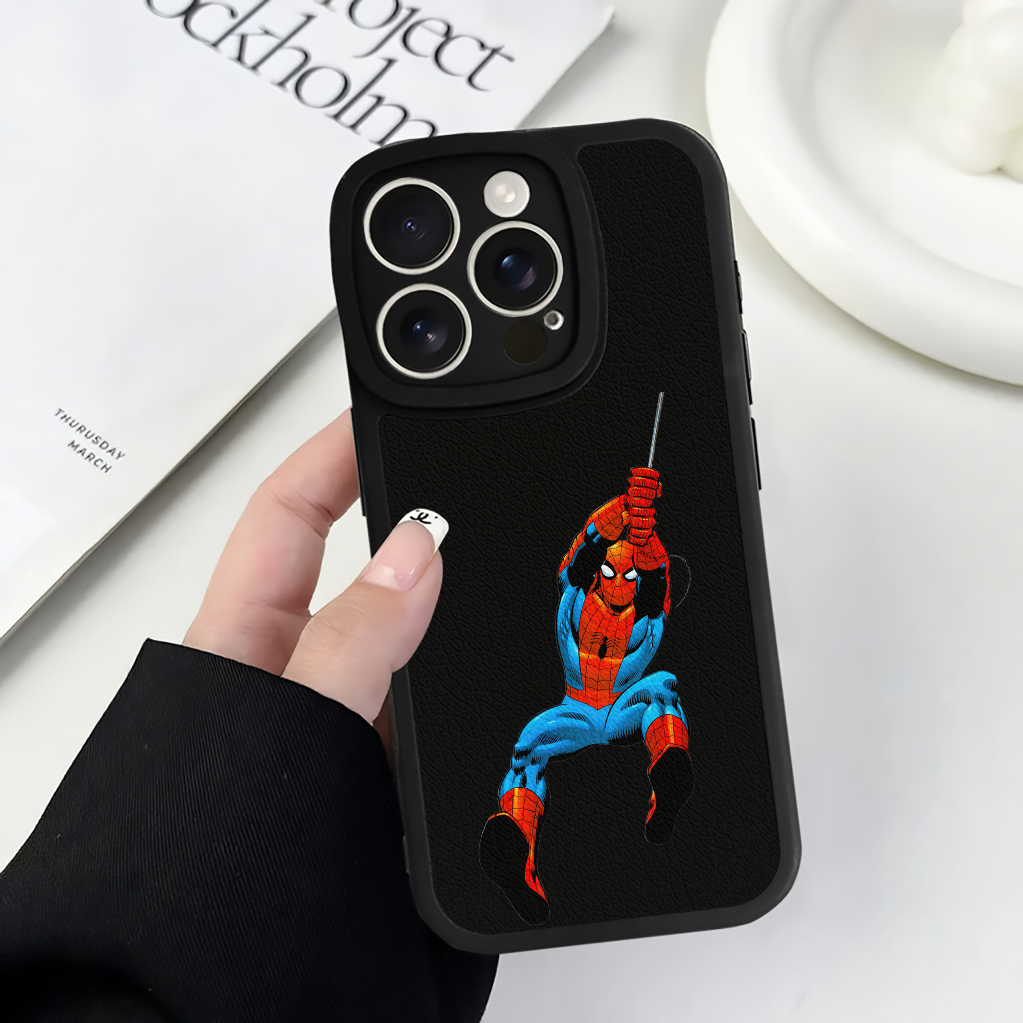 Spider Man スパイダーマン 【iPhone 16シリーズ対応】シリコンスマホケース（レザー調） 材質：シリコン